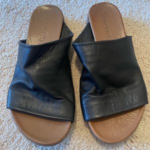 Bueno Turner black leather slide 37/6.5-7